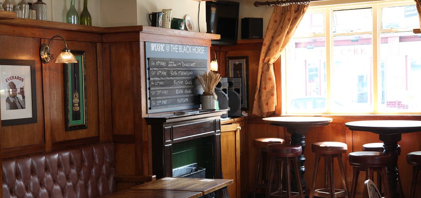 Black Horse Foxon St - Internal Seating Area 07 - June 2015.JPG